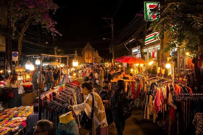 Du lịch Chiang Mai tháng 2 - Chợ đêm Chiang Mai với nhiều hoạt động mua bán