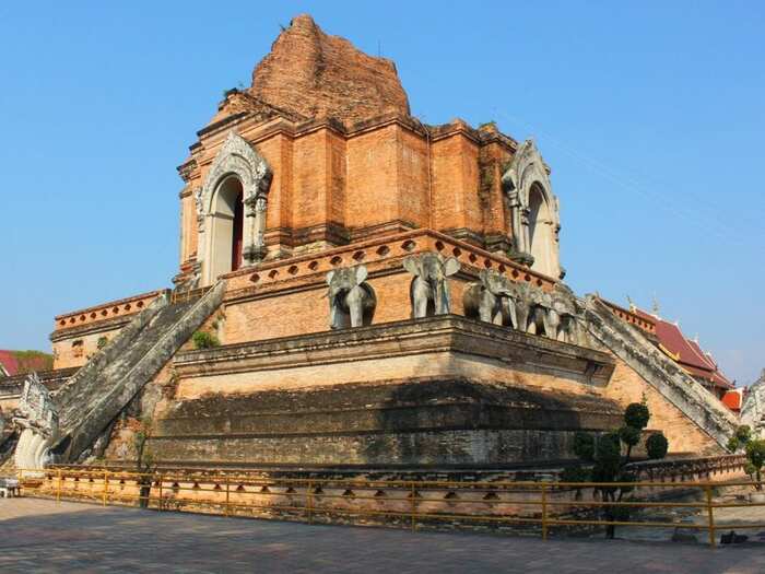 Du lịch Chiang Mai tháng 2 - Chùa Wat Chedi Luang với lối kiến trúc cổ