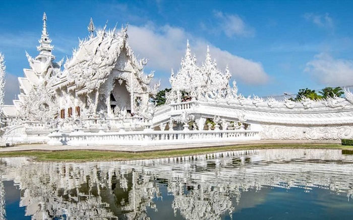 Kinh nghiệm du lịch Thái Lan tháng 4 - Kiến trúc độc đáo của Chùa Trắng