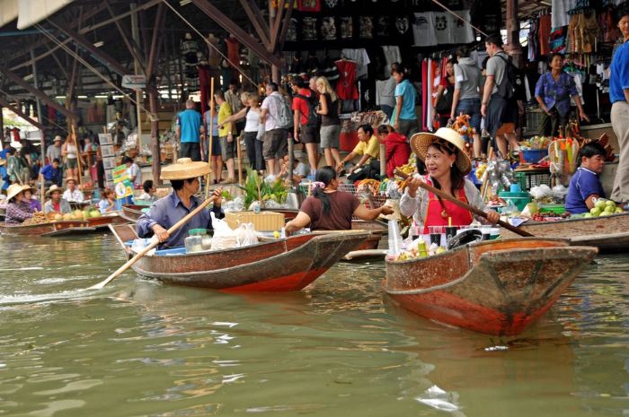 Kinh nghiệm du lịch Thái Lan tháng 6 - Thời điểm tháng 11 là mùa cao điểm du lịch tại Thái Lan, lượng du khách đến đây rất đông đúc