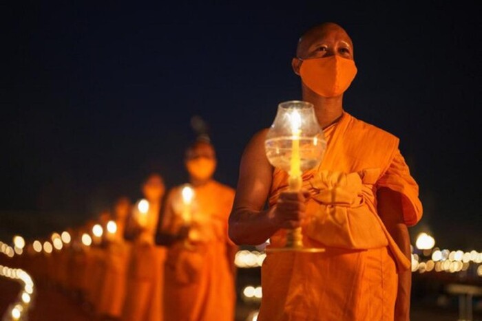 Kinh nghiệm du lịch Thái Lan tháng 9 - Hình ảnh trong lễ hội Asanha Bucha