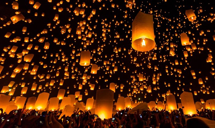 Lễ hội đèn trời Chiang Mai - Đèn được thắp sáng và đặt ở lối vào các cửa hàng, nhà cửa và đền thờ