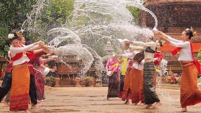 Nên đi Bangkok vào tháng mấy - Lễ hội Té nước tại Thái Lan