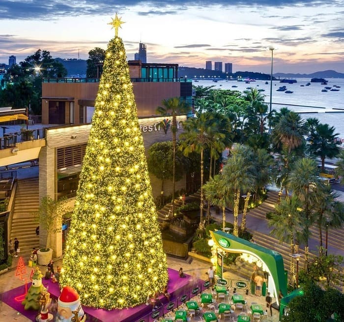 Nên đi Bangkok vào tháng mấy - Vẻ đẹp của cây thông lớn Giáng Sinh tại Bangkok