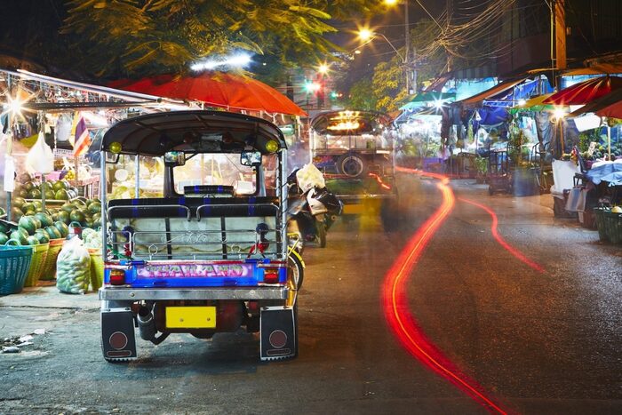 Nên đi Bangkok vào tháng mấy - Những cơn mưa bất chợt thường xuyên bắt gặp trên các con phố