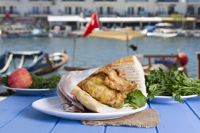 Món ăn Thổ Nhĩ Kỳ - Sandwich cá được dùng trên các bãi biển