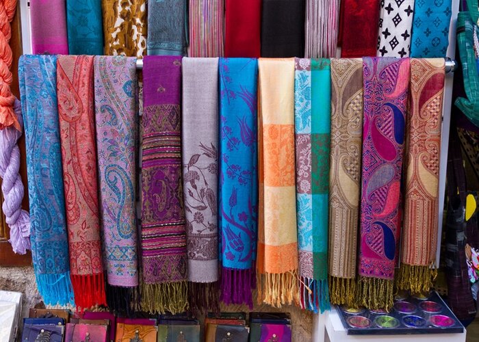 Quà lưu niệm Thổ Nhĩ Kỳ - Chiếc khăn pashmina truyền thống với rực rỡ sắc màu rất dễ phối đồ