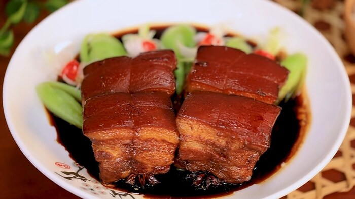 Đặc sản Trung Quốc - Miếng thịt kho hấp dẫn