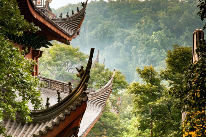 Bao quanh đền là những khu rừng xanh tươi - du lịch Hàng Châu