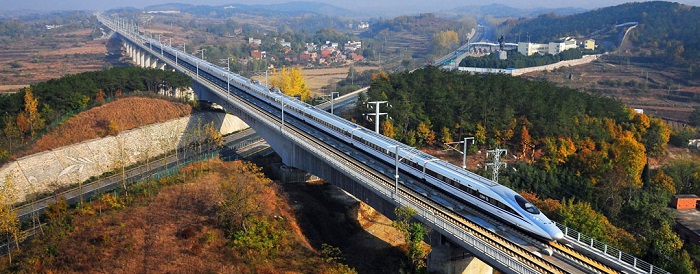 Bạn có thể sử dụng tàu cao tốc để di chuyển khi đi du lịch Hàng Châu