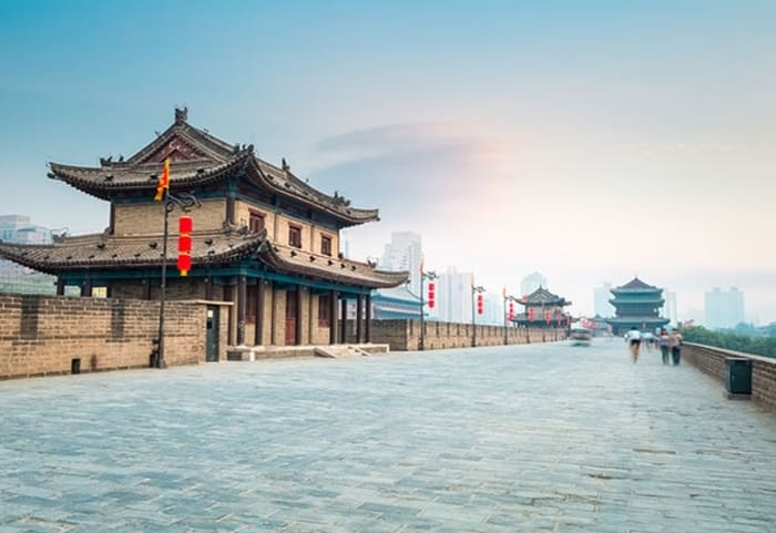 Du lịch Tây An Trung Quốc - Du khách tham quan tường thành cổ Tây An