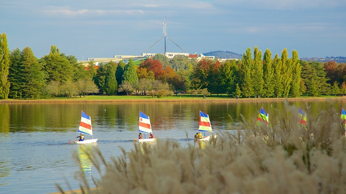 Tòa nhà quốc hội Úc - Chiêm ngưỡng hồ nước.