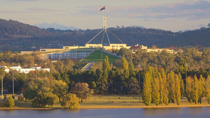 Tòa nhà quốc hội Úc - Nằm ở vị trí chân đồi, hòa hợp với thiên nhiên