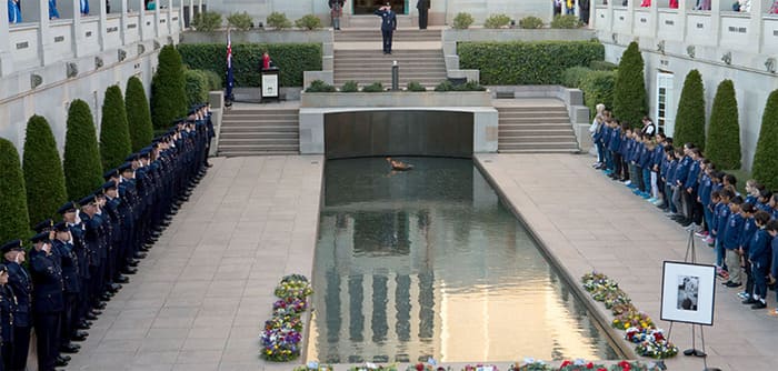 Đài tưởng niệm chiến tranh Úc - Hoàng gia Úc làm lễ kỷ niệm 1 thế kỷ phục vụ tại đài tưởng niệm.