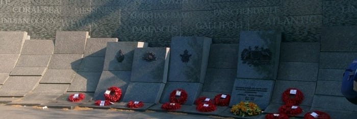Đài tưởng niệm chiến tranh Úc - Người dân đặt các vòng hoa anh túc để tưởng nhớ họ