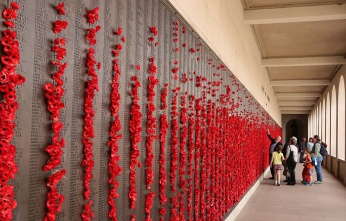 Đài tưởng niệm chiến tranh Úc - Du khách đang tham quan khu mộ lính Úc