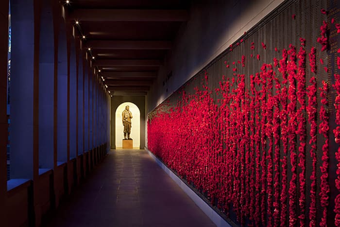 Đài tưởng niệm chiến tranh Úc - Những bông hoa anh túc được cài vào khe trên tường