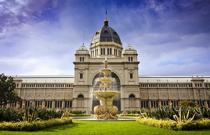 Địa điểm du lịch Melbourne - Bảo tàng Melbourne với thác nước được xây dựng rất hoành tráng trước cổng tòa nhà chính