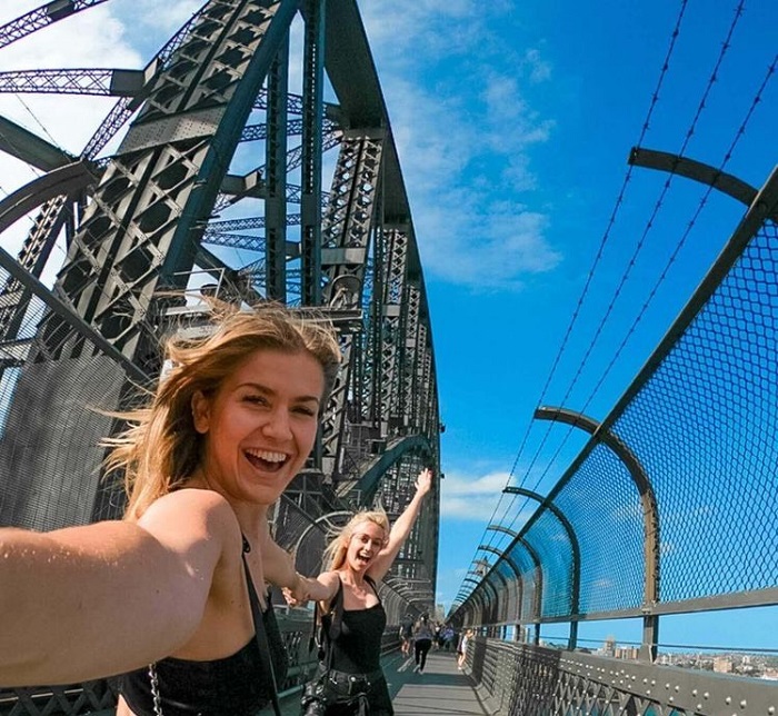 Du khách tản bộ trên cầu, địa điểm du lịch SydneyDu khách tản bộ trên cầu, địa điểm du lịch Sydney