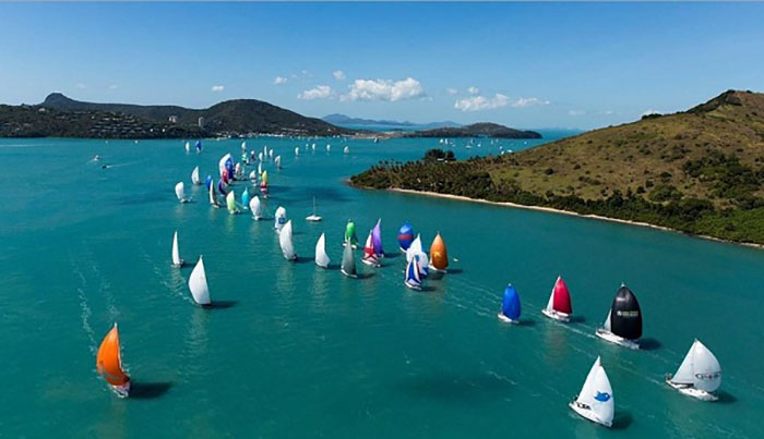 Du lịch Úc mùa hè - Cảnh hàng trăm chiếc thuyền buồm nối đuôi nhau trong lễ hội
