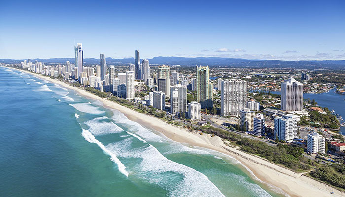 Du lịch Úc mùa hè - Những con sóng dập dìu rất thích hợp cho môn lướt sóng tại bãi biển này