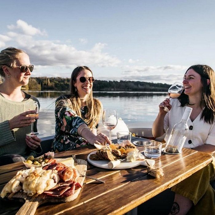 Hồ Burley Griffin - Tận hưởng bữa ăn trên thuyền sang chảnh cùng hội bạn thân