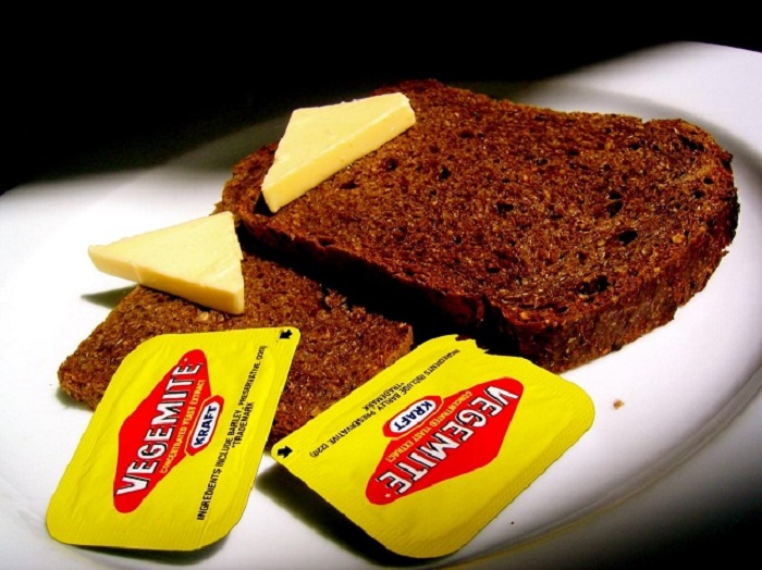 Món ăn Úc - Các bạn có thể ăn bơ Vegemite cùng bánh mì sandwich, nước sốt, nước lèo, ăn cùng món súp… đều rất ngon