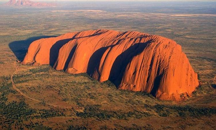 Những điều cấm kỵ khi đến Úc - Đừng trèo lên núi Uluru.