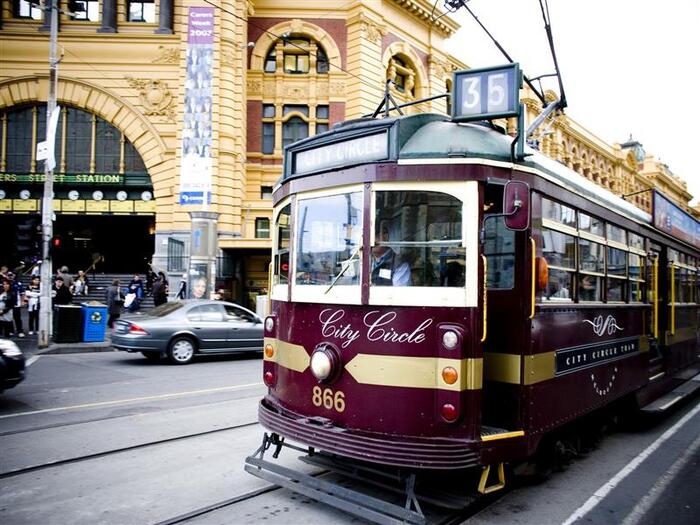 Đi lại ở Melbourne - Một chiếc tàu điện được thiết kế theo phong cách hoài cổ