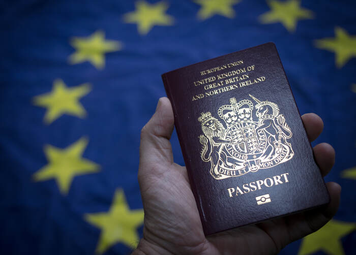 Đi Úc nên mang theo những gì - Nên kiểm tra lại Passport có còn thời hạn trên 6 tháng hay không