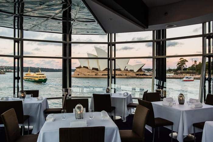 Nhà hàng nổi tiếng ở Sydney -Quay Restaurant view tầm nhìn ra Nhà hát Opera Sydney và Cầu Cảng Sydney.