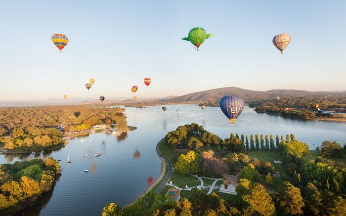 lễ hội khinh khí cầu Úc - Hàng chục những chiếc khinh khí cầu trôi lững lờ trên bầu trời mùa thu thành phố Canberra