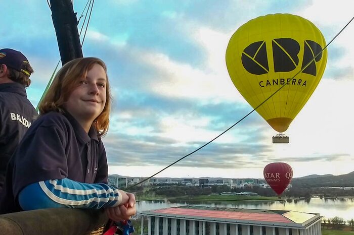 lễ hội khinh khí cầu Úc - Du khách tận hưởng chuyến du ngoạn trên bầu trời bằng khinh khí cầu. 