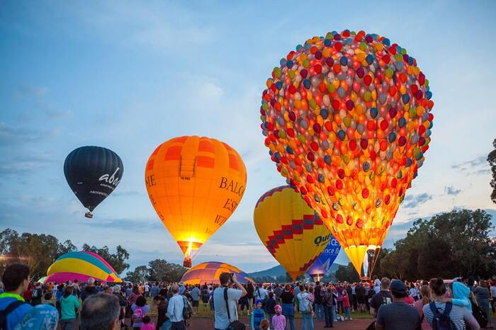 lễ hội khinh khí cầu Úc - Năm nào cũng vậy, người dân và du khách luôn xuất hiện đông đúc để chờ đợi lễ hội khinh khí cầu thường niên quy mô lớn này. 