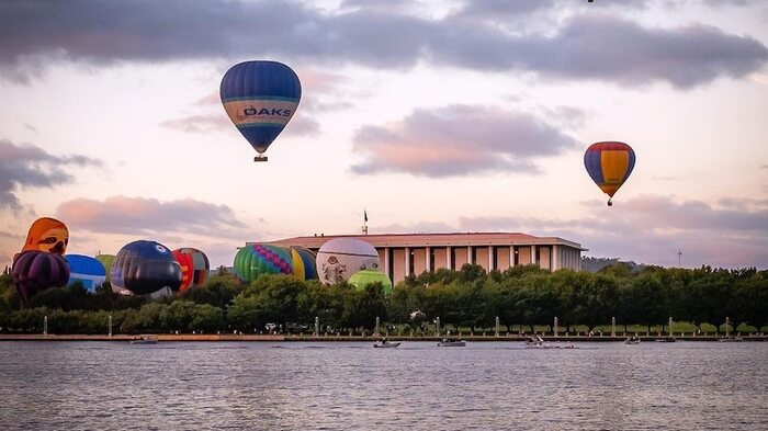 lễ hội khinh khí cầu Úc - Những chiếc khinh khí cầu bay trên toà nhà Quốc hội cũ của Canberra. 