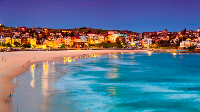 Bãi biển đẹp ở Sydney - Làn nước xanh ngắt kết hợp cùng ánh sáng vàng lung linh tạo nên màn đêm huyền ảo. 
