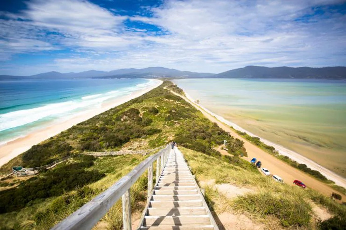 Kinh nghiệm du lịch Úc mùa thu - Một con đường dẫn ra biển có view cực đẹp ở Tasmania.