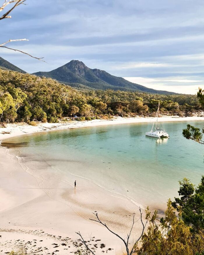 Kinh nghiệm du lịch Úc mùa thu - Một bãi biển ở Tasmania vào mùa thu.
