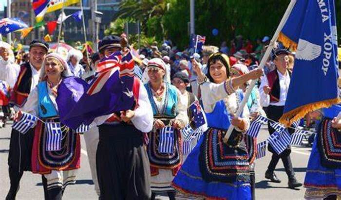 Nên đi du lịch Úc vào tháng mấy - Người dân đang tham gia một lễ hội ở địa phương