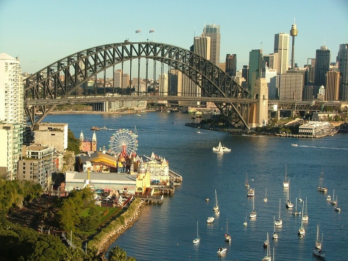 Những điều cần biết khi đi du lịch Sydney - Cầu cảng Harbour Bridge tấp nập du thuyền qua lại.