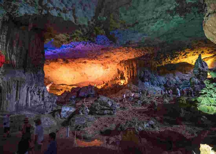  Hang động tự nhiên ở vịnh Hạ Long