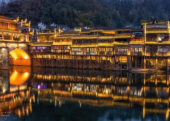 Phượng Hoàng cổ trấn về đêm