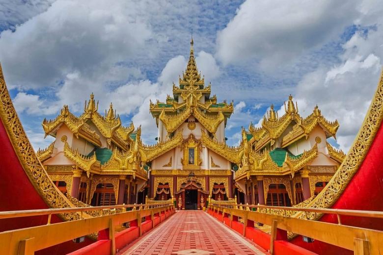 Cung điện nổi Karaweik Royal Barge