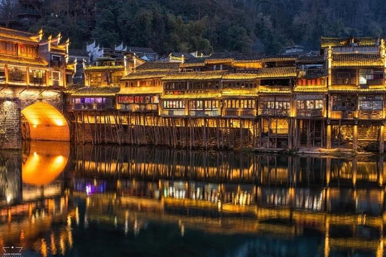 Phượng Hoàng Cổ Trấn