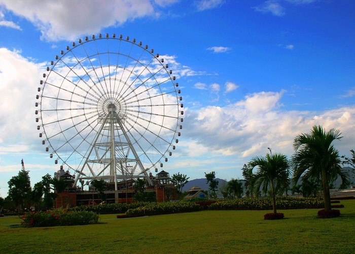 Công viên Châu Á với vòng đu quay khổng lồ