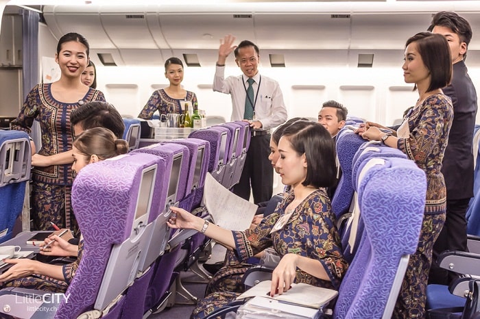 Nhân viên hãng hàng không Singapore Airlines thân thiện, gần gũi với khách hàng