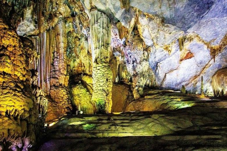 Bên Trong Động Thiên Đường