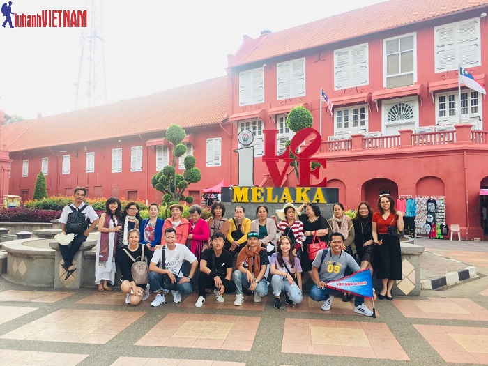 Đoàn du khách đến tham quan thành phố Malacca xinh đẹp