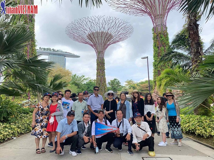 Đoàn du khách đến tham quan Bay South Garden Đoàn du khách đến tham quan Bay South Garden