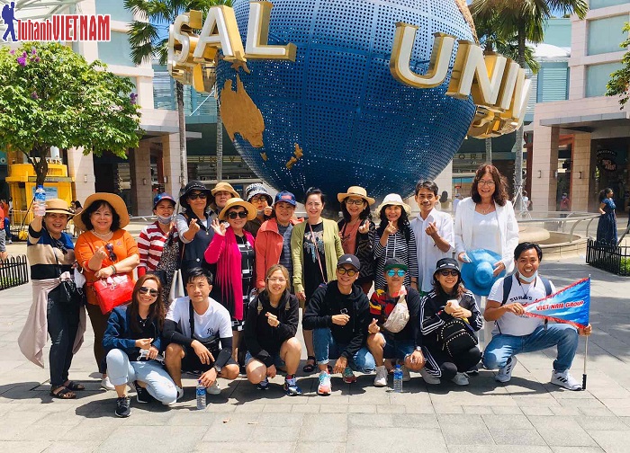 Đoàn du khách đến tham quan đất nước Singapore xinh đẹp